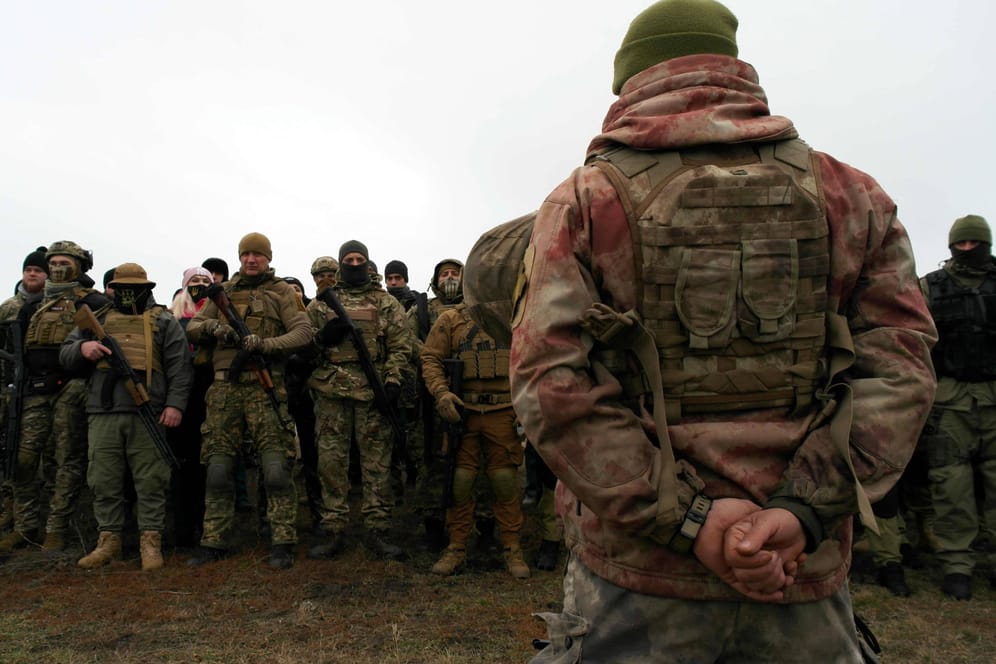 Ausbilder und Zivilisten in ukrainischer Militäruniform: Ein ukrainischer Pressedienst will die Bürgerinnen und Bürger warnen.