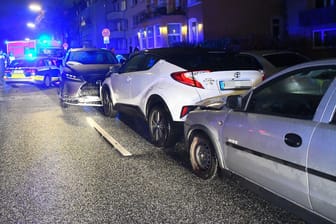 Die Unfallstelle in Hamburg-Harburg: Insgesamt vier Autos kamen bei dem Unfall zu Schaden.
