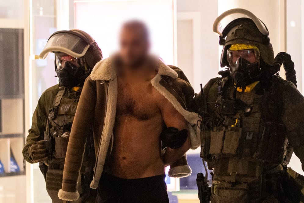 Castrop-Rauxel: Ein Mann wird von Beamten des Spezialeinsatzkommandos (SEK) mit Schutzmaske in Gewahrsam genommen.