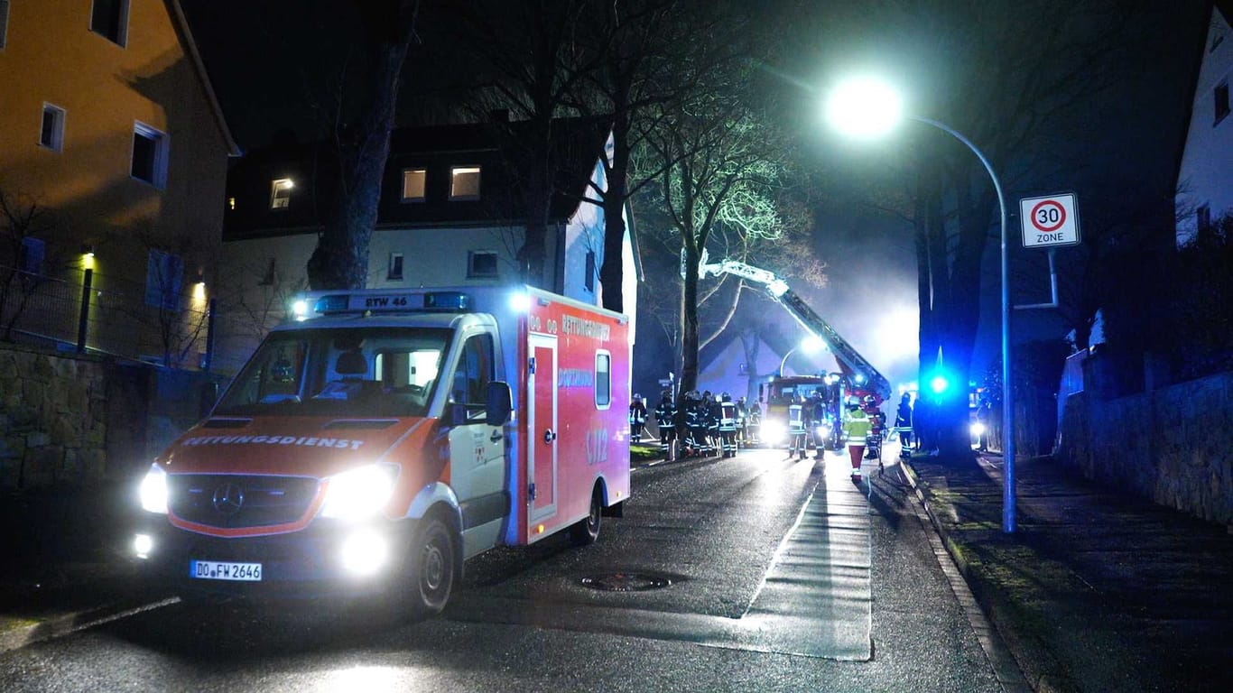 Der Rettungsdienst in Dortmund-Marten: Am Freitag ist in einem Mehrfamilienhaus ein Feuer ausgebrochen.