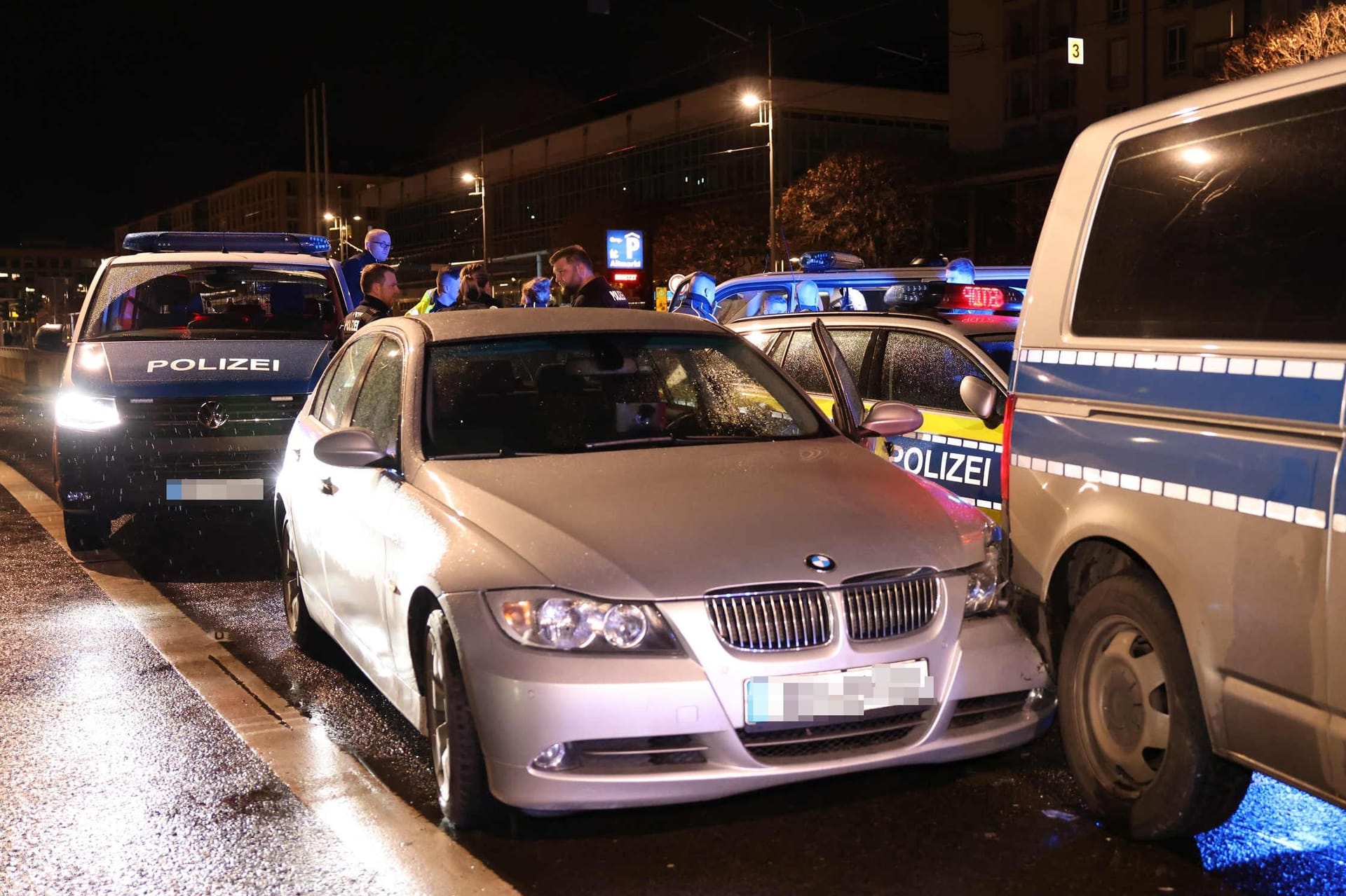 Gegen 23 Uhr endete die Verfolgungsjagd auf der Wilsdruffer Straße – im Heck des Polizeikastenwagens.