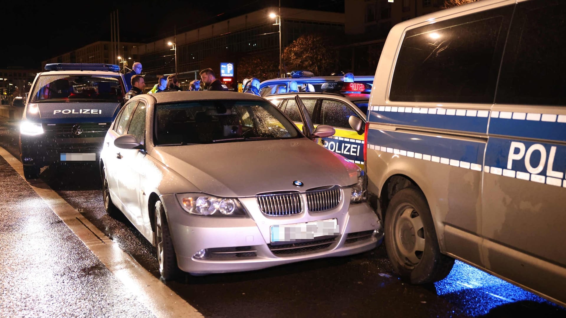 Gegen 23 Uhr endete die Verfolgungsjagd auf der Wilsdruffer Straße – im Heck des Polizeikastenwagens.