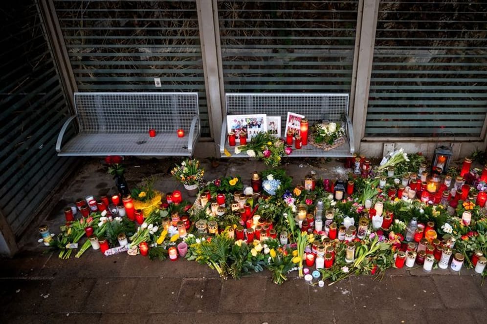 Kerzen und Blumen stehen und liegen im Bahnhof Brokstedt: In einem Regionalzug wurden bei einer Messerattacke zwei Menschen getötet.