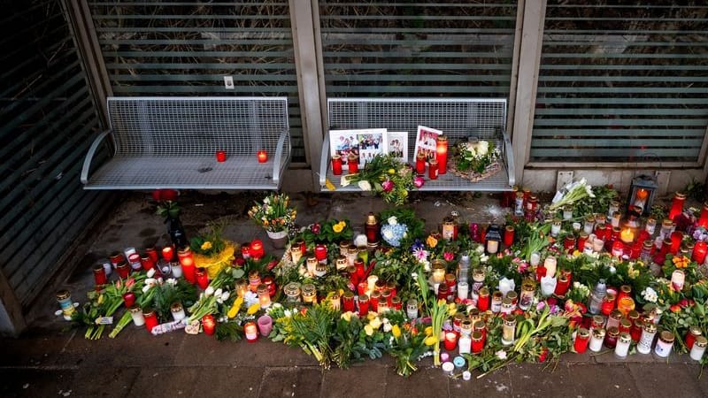 Kerzen und Blumen stehen und liegen im Bahnhof Brokstedt: In einem Regionalzug wurden bei einer Messerattacke zwei Menschen getötet. Kerzen und Blumen stehen und liegen im Bahnhof Brokstedt: In einem Regionalzug wurden bei einer Messerattacke zwei Menschen getötet.