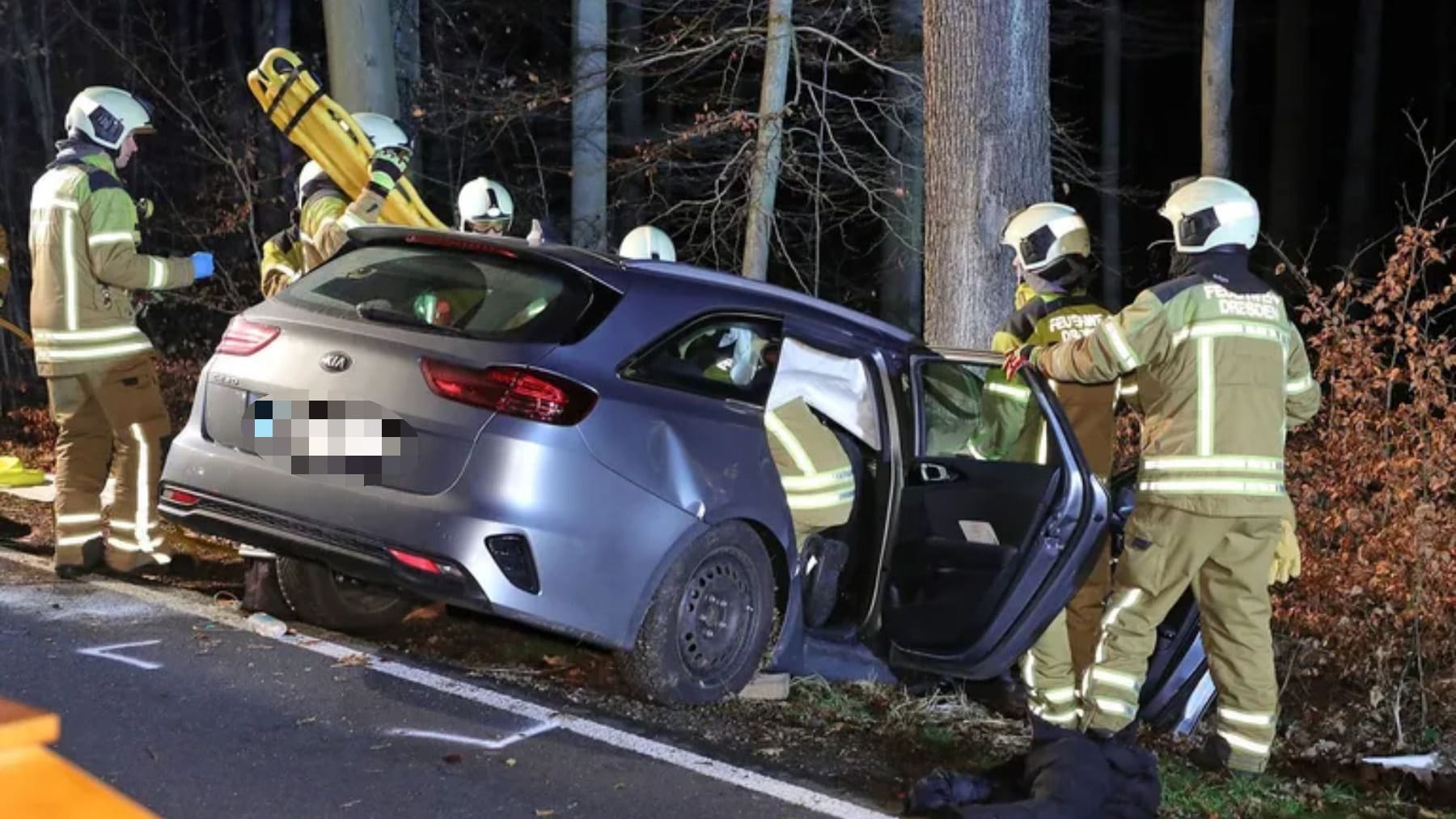 Für die Autofahrerin kam jede Hilfe der Rettungskräfte zu spät. Die 55-Jährige verstarb an der Unfallstelle. Für die Autofahrerin kam jede Hilfe der Rettungskräfte zu spät. Die 55-Jährige verstarb an der Unfallstelle.