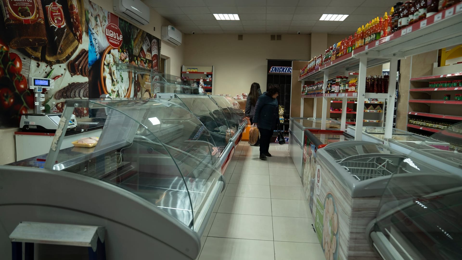 Leere Regale in einem Lebensmittelladen in Stepanakert, der Hauptstadt der separatistischen Region Bergkarabach: Der einzige Weg von Armenien in die Region ist blockiert.