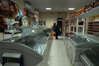 Leere Regale in einem Lebensmittelladen in Stepanakert, der Hauptstadt der separatistischen Region Bergkarabach: Der einzige Weg von Armenien in die Region ist blockiert.
