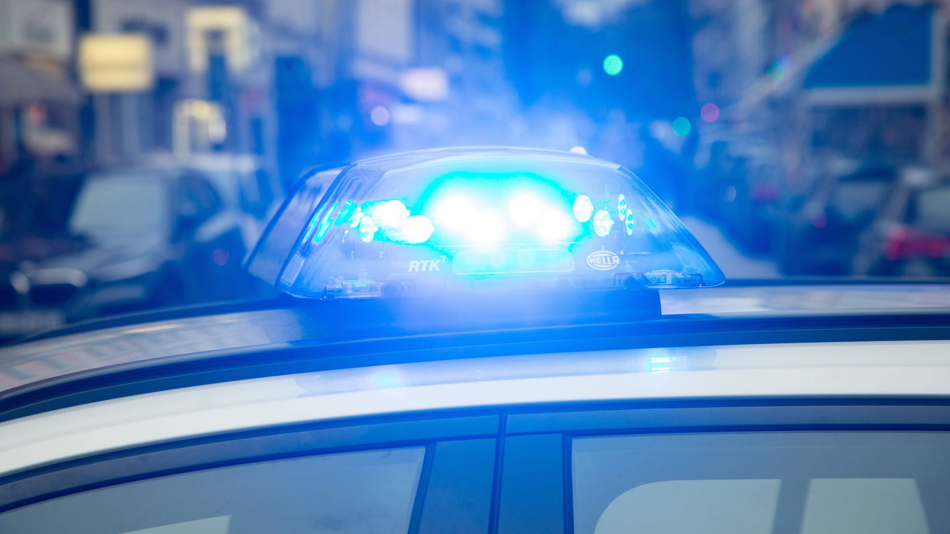 Blaulicht eines Polizeiwagens (Symbolbild): Die Polizei hatte mit einem Bild nach dem Mann gesucht. Blaulicht eines Polizeiwagens (Symbolbild): Die Polizei hatte mit einem Bild nach dem Mann gesucht.