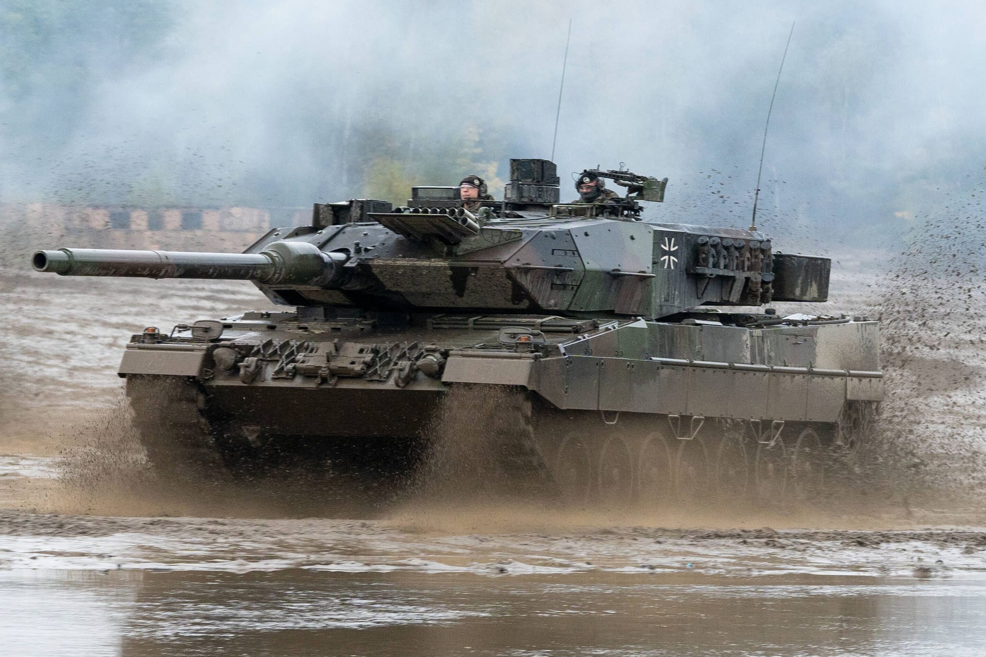 Der Panzer Kampfpanzer Leopard 2 bei einem Manöver (Archivbild).