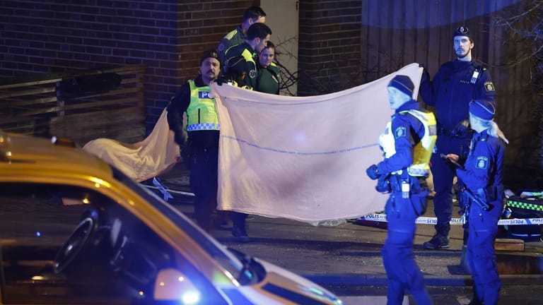 Die schwedische Polizei steht an dem Ort, an dem ein Mann erschossen aufgefunden wurde: Seit langem schon bekämpfen sich kriminelle Banden in Schweden.