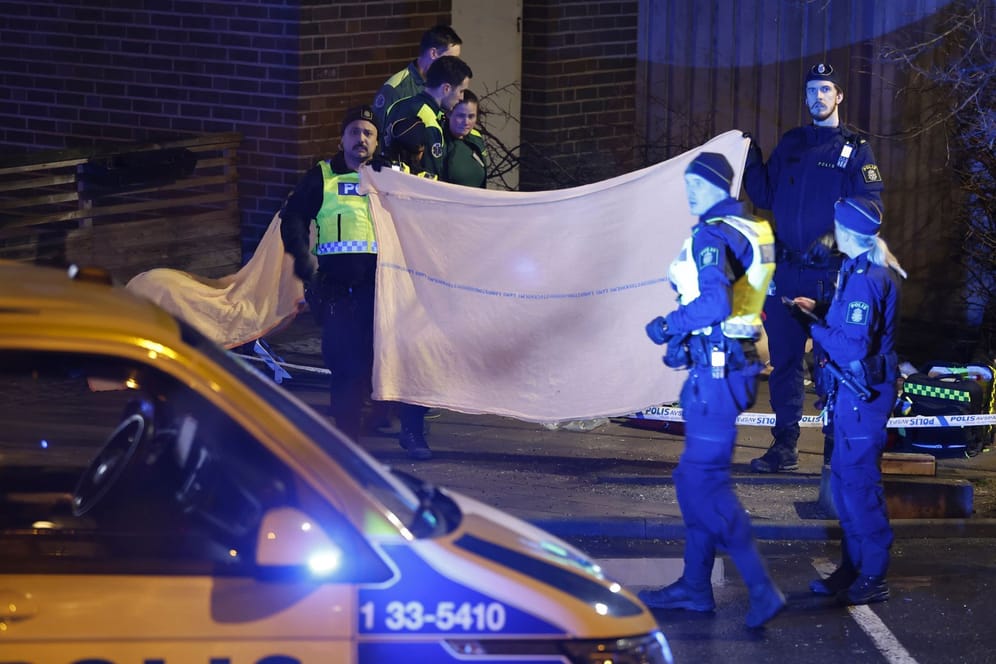 Die schwedische Polizei steht an dem Ort, an dem ein Mann erschossen aufgefunden wurde: Seit langem schon bekämpfen sich kriminelle Banden in Schweden.