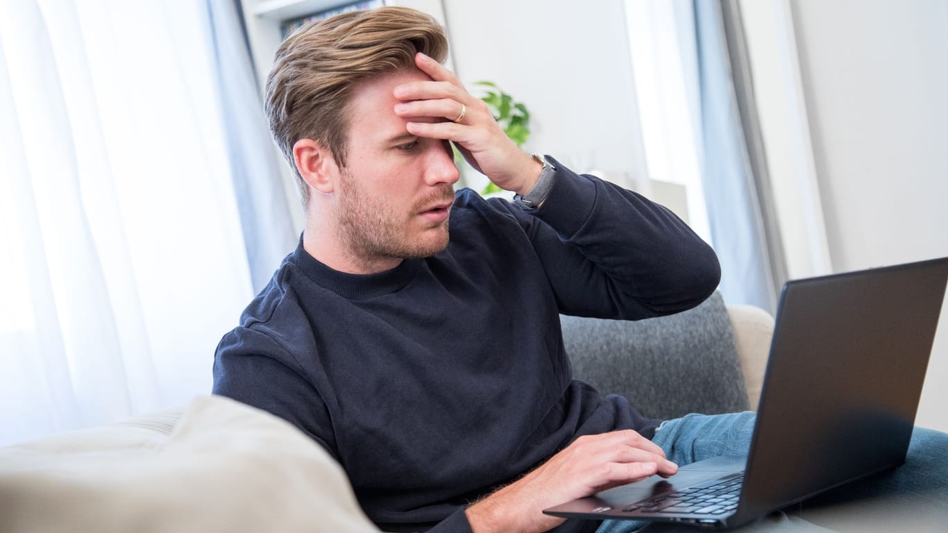 Sie haben Ihren Dienstlaptop im Homeoffice beschädigt? Dann sollten Sie Ihrem Arbeitgeber rasch Bescheid geben.