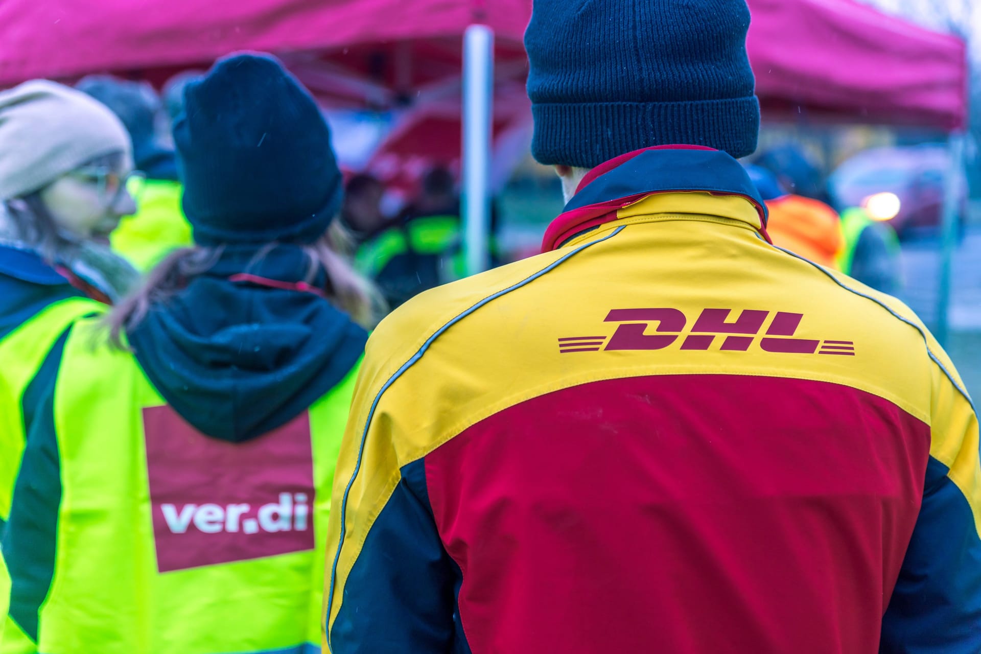 Die Gewerkschaft Verdi bestreikt die Verteilerzentren (Symbolbild): Auch in der Region Hannover bleiben wieder Briefe und Pakete liegen.