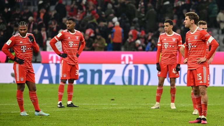 Serge, Gnabry, Ryan Gravenberch, Jamal Musiala, Joshua Kimmich und Thomas Müller: Den Spielern des FC Bayern war die Enttäuschung nach dem dritten 1:1 in Folge gegen Frankfurt anzusehen.