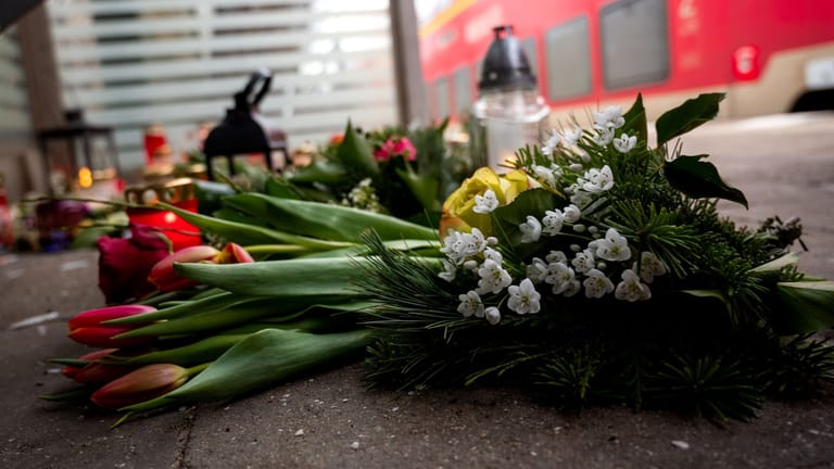 Kerzen und Blumen im Bahnhof Brokstedt: Zwei Menschen starben, fünf wurden verletzt.