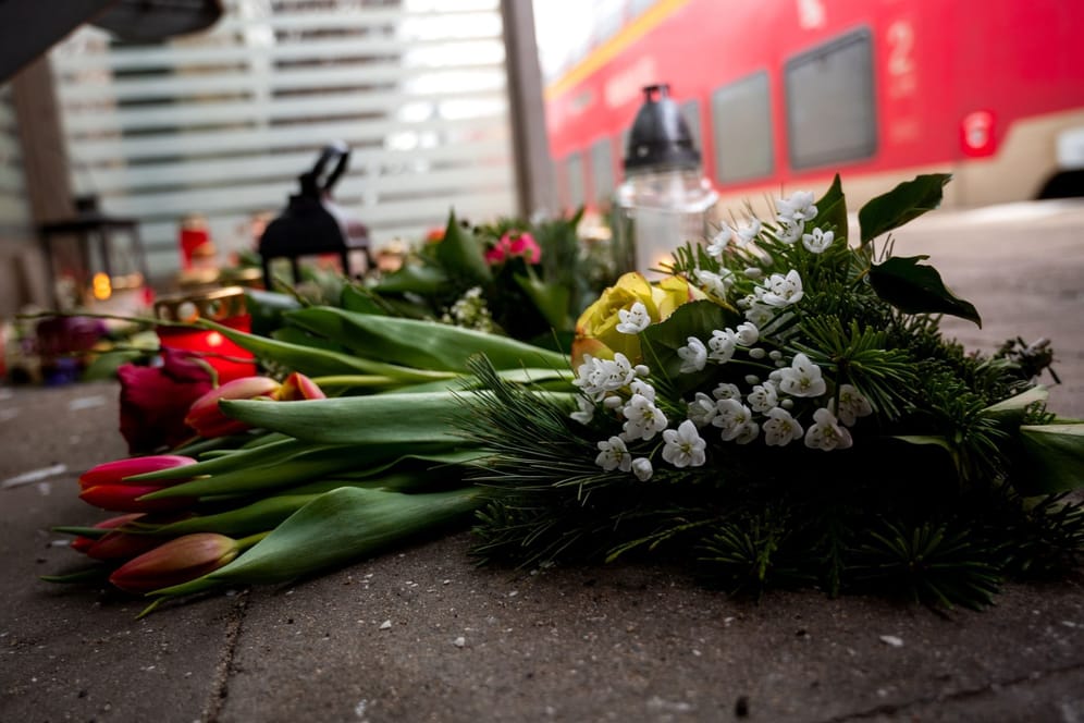 Kerzen und Blumen im Bahnhof Brokstedt: Zwei Menschen starben, fünf wurden verletzt.