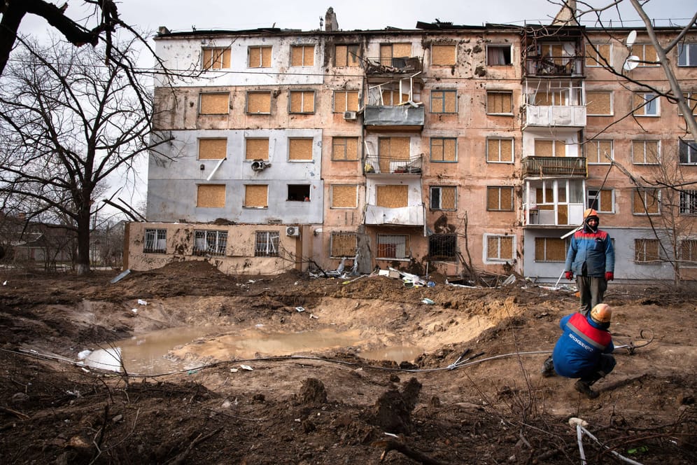 Cherson, Ukraine: Nach russischen Angriffen auf Wohngebiete in der Stadt Cherson sind drei Menschen getötet und weitere verletzt worden.