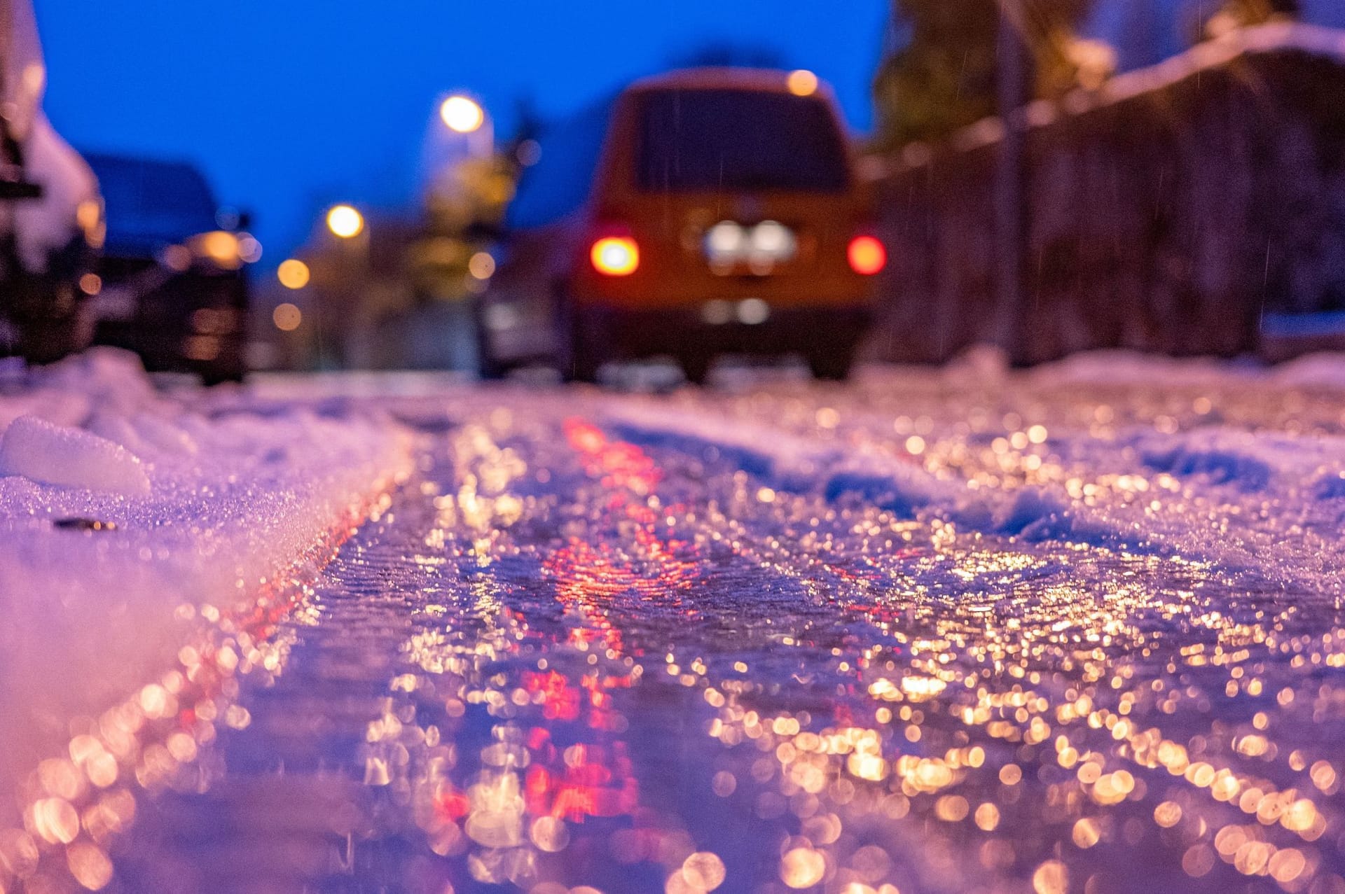 Eine Eisschicht überzieht am frühen Morgen eine Straße (Symbolbild): Glätteunfälle forderten in Bayern jüngst zwei Tote.