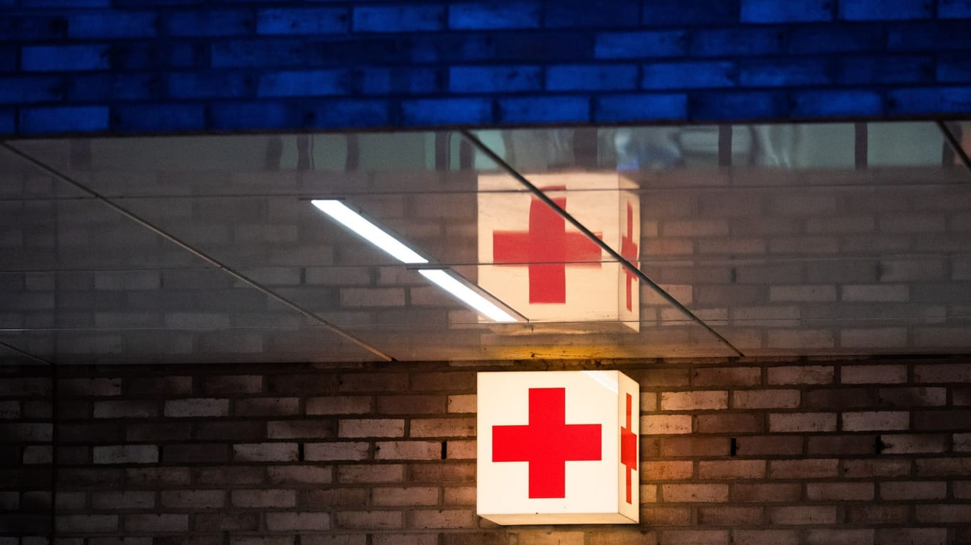 Leuchtkasten mit rotem Kreuz vor der Notaufnahme eines Krankenhauses (Symbolbild): Am Sonntag wurde ein Mann in Neukölln mit einem Messer angegriffen.