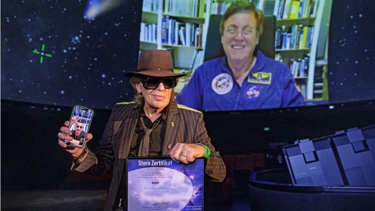 Udo Lindenberg nimmt das Sternenzertifikat entgegen. Apache 207 und Astronaut Ulrich Walter sind live zugeschaltet.