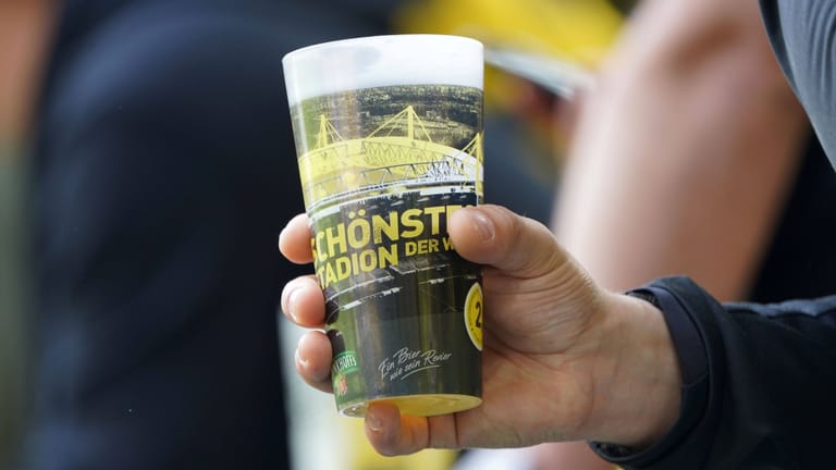 Das Bier wird im Dortmunder Stadion nun teurer.