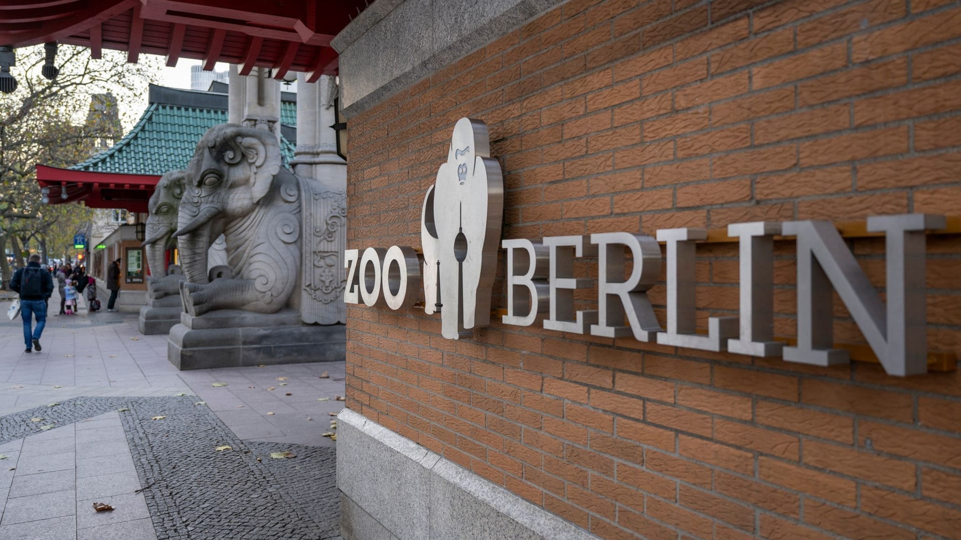 Eingang zum Berliner Zoo: Besucher müssen vor ihrem Besuch nicht mehr über spezielle Desinfektionsmatten laufen.