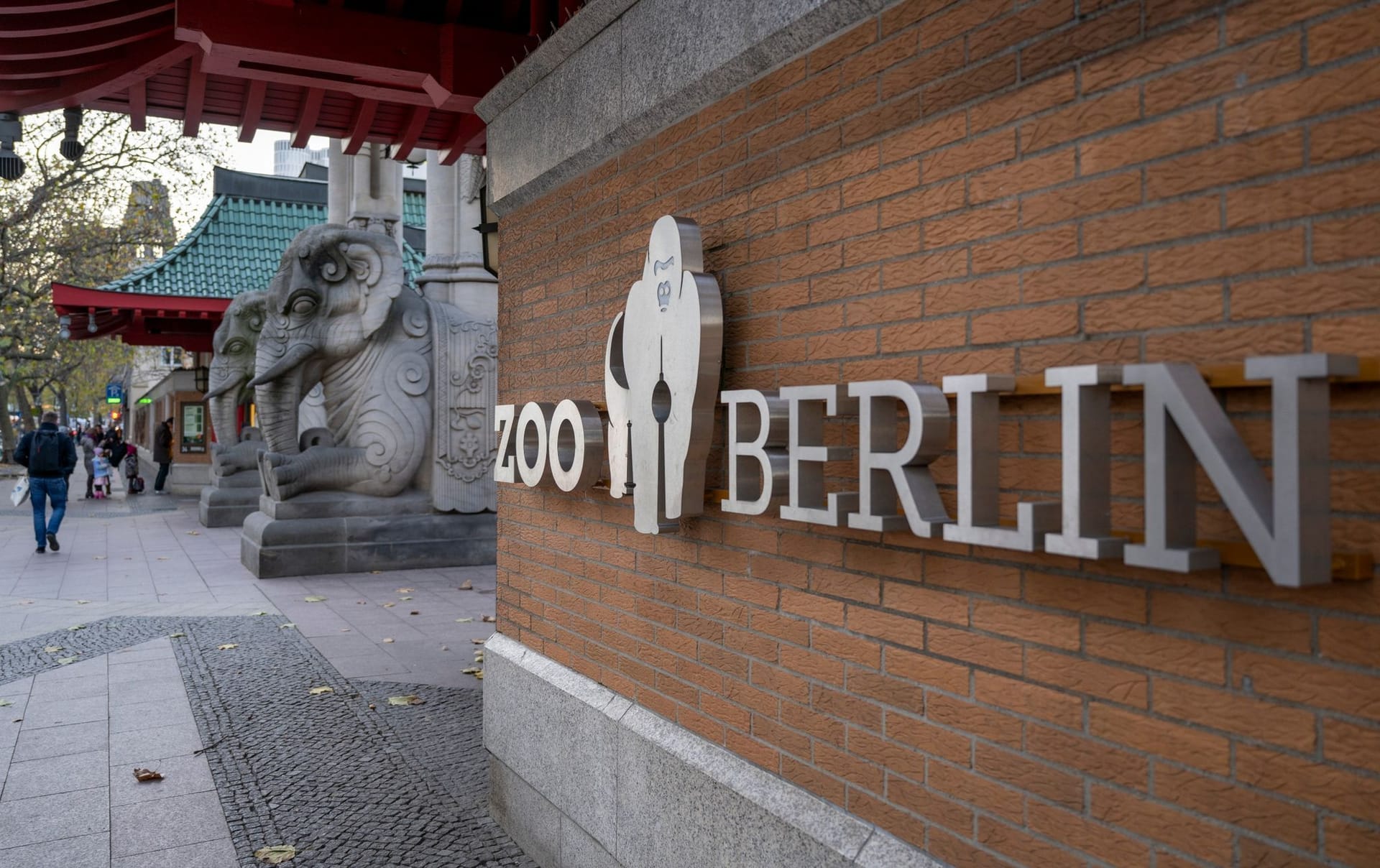 Eingang zum Berliner Zoo: Besucher müssen vor ihrem Besuch nicht mehr über spezielle Desinfektionsmatten laufen.