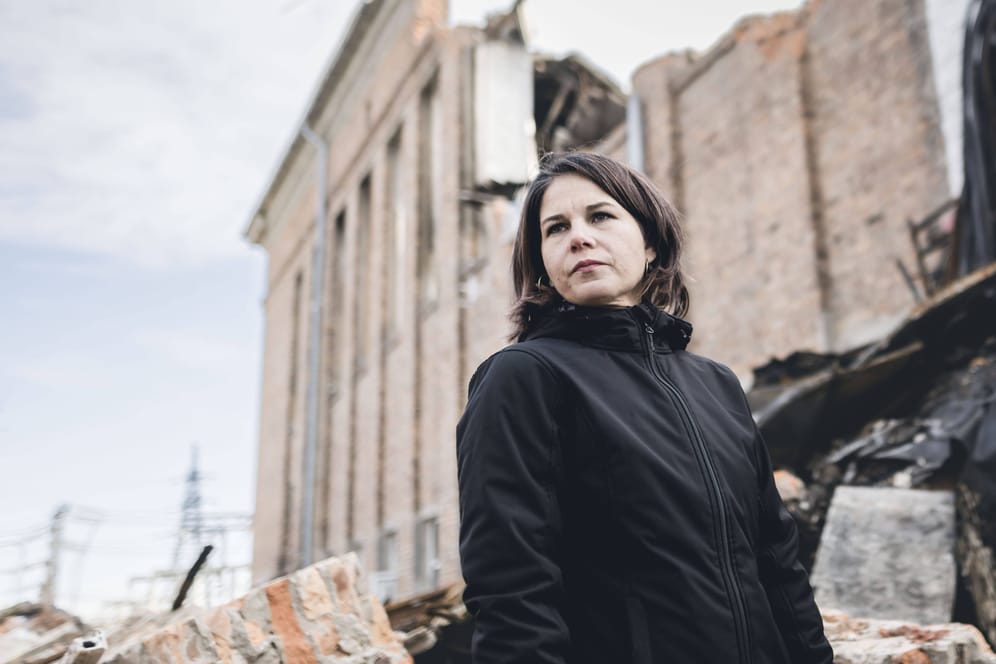 Bundesaussenministerin Annalena Baerbock besucht eine zerstoerte Heizkesselanlage in Charkiw