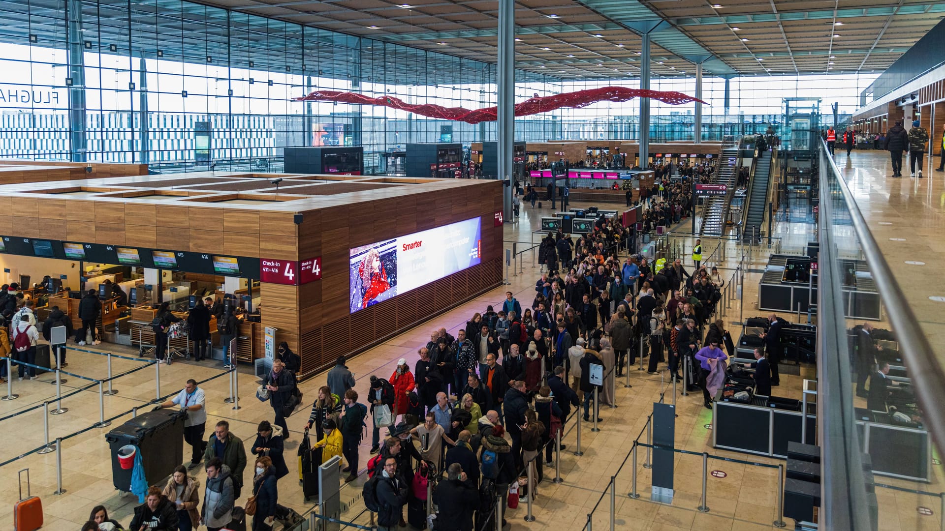 Schlangen im Berliner Flughafen: Rund um die Feiertage ist der Betrieb groß.