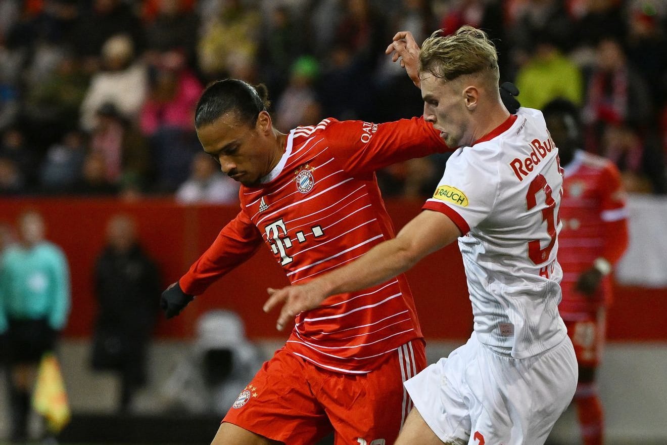 Leroy Sané (l.) gegen Raphael Hofer: Mit Red Bull Salzburg lieferte sich der deutsche Rekordmeister einen Schlagabtausch.