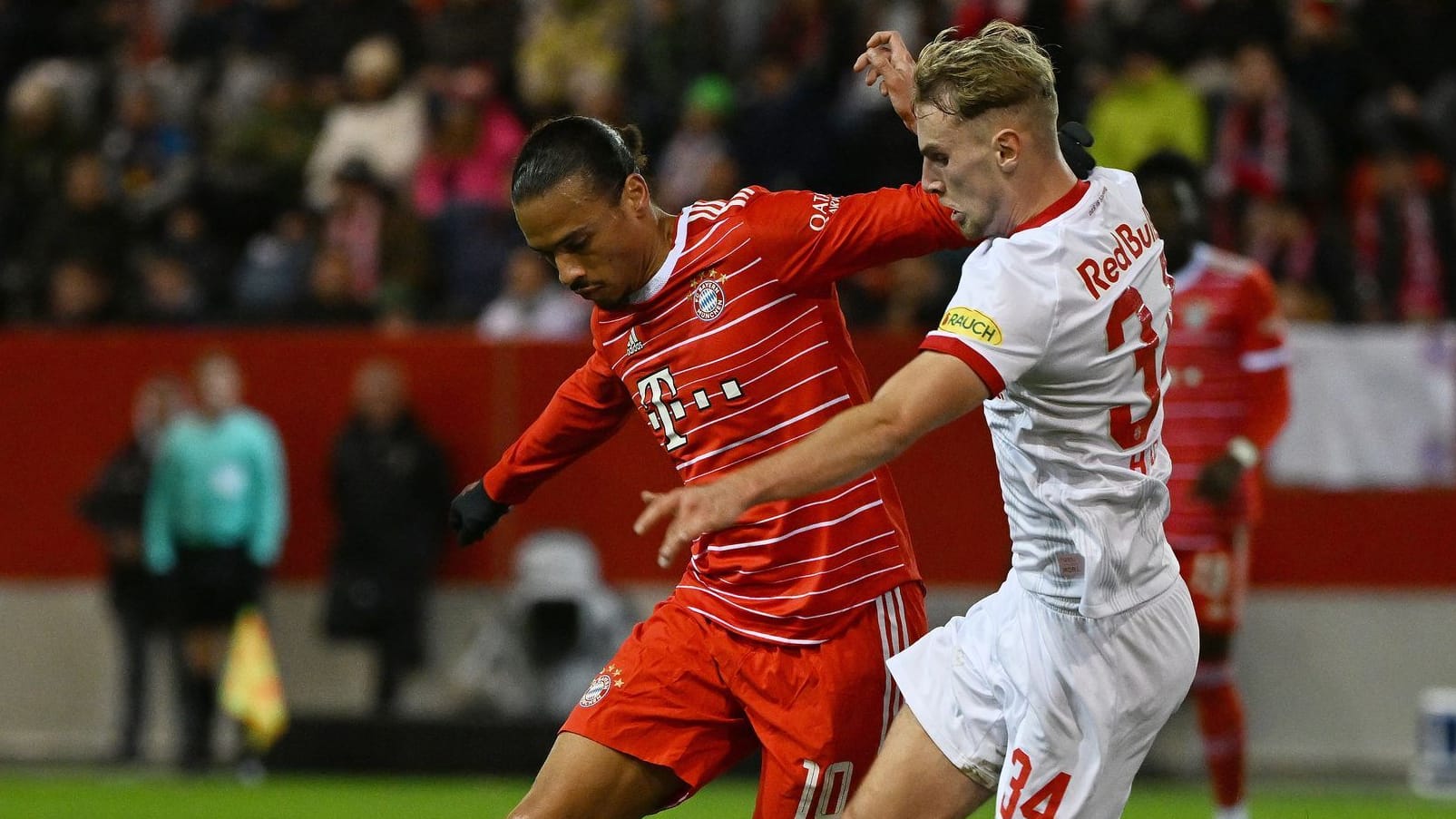 Leroy Sané (l.) gegen Raphael Hofer: Mit Red Bull Salzburg lieferte sich der deutsche Rekordmeister einen Schlagabtausch.