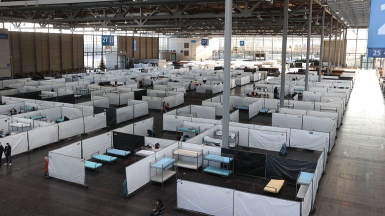 Viele leere Betten in der Notunterkunft auf dem Messegelände Hannover: Die Stadt muss viel weniger Menschen derzeit aufnehmen als gedacht – und kämpft mit den hohen Kosten.