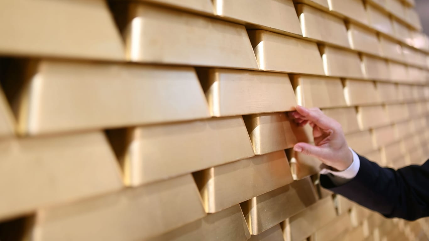 Unechte Goldbarren (Symbolbild): Die Goldbestände von Anlegerinnen und Anlegern bei der Deutschen Börse haben sich nach dem Rekordhoch im ersten Halbjahr 2022 wieder verringert.