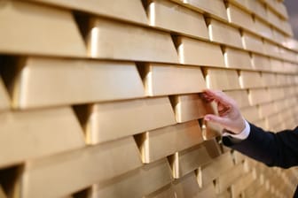 Unechte Goldbarren (Symbolbild): Die Goldbestände von Anlegerinnen und Anlegern bei der Deutschen Börse haben sich nach dem Rekordhoch im ersten Halbjahr 2022 wieder verringert.