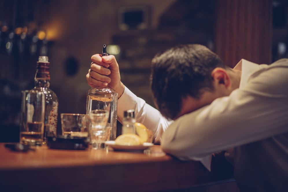 Gesundheitsrisiko Alkohol: Wer regelmäßig einen Filmriss erlebt, riskiert damit schwere körperliche Folgen.