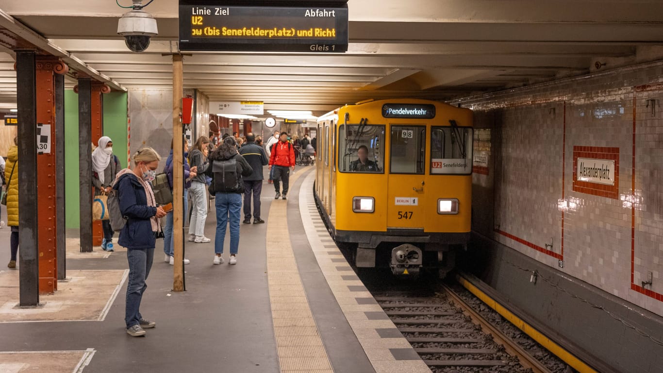 Eine Bahn fährt langsam am Alexanderplatz ein: Auf der U2 kommt es weiter zu Verspätungen.