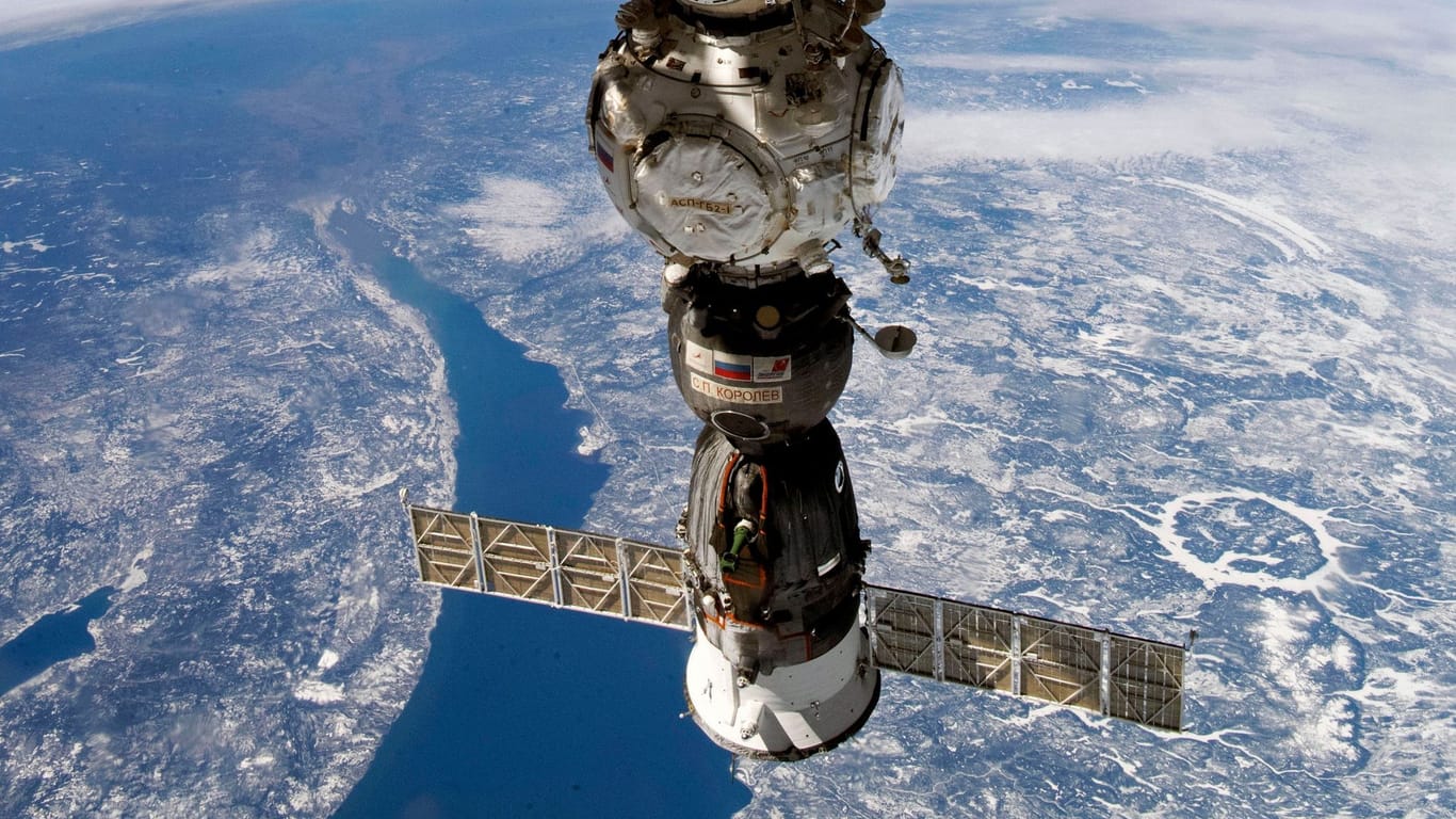 Eine Sojus-Kapsel an der ISS: Wegen eines Lecks wird eine Rakete zur Internationalen Raumstation geschickt.