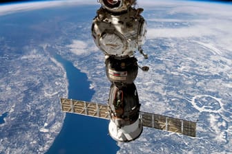 Eine Sojus-Kapsel an der ISS: Wegen eines Lecks wird eine Rakete zur Internationalen Raumstation geschickt.