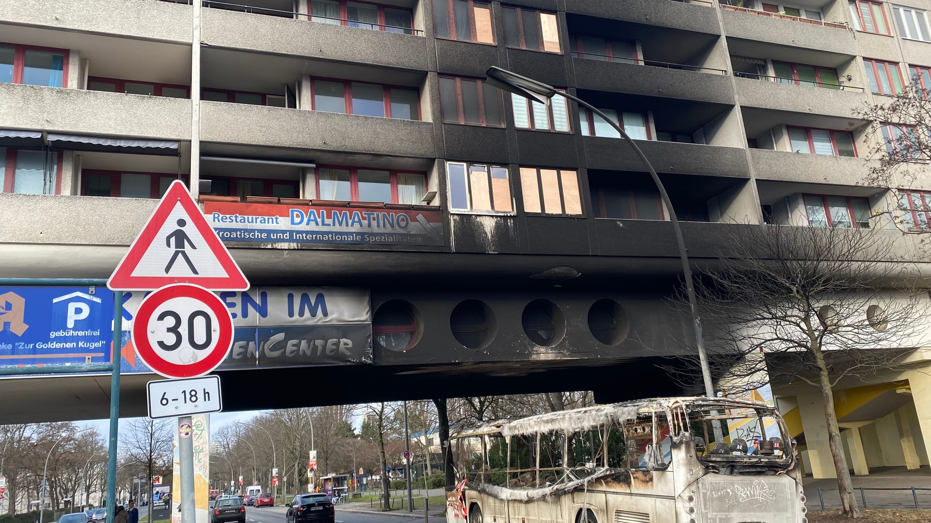 Buswrack an der Sonnenallee: Die Wohnungen über der Straße sind völlig verrußt.