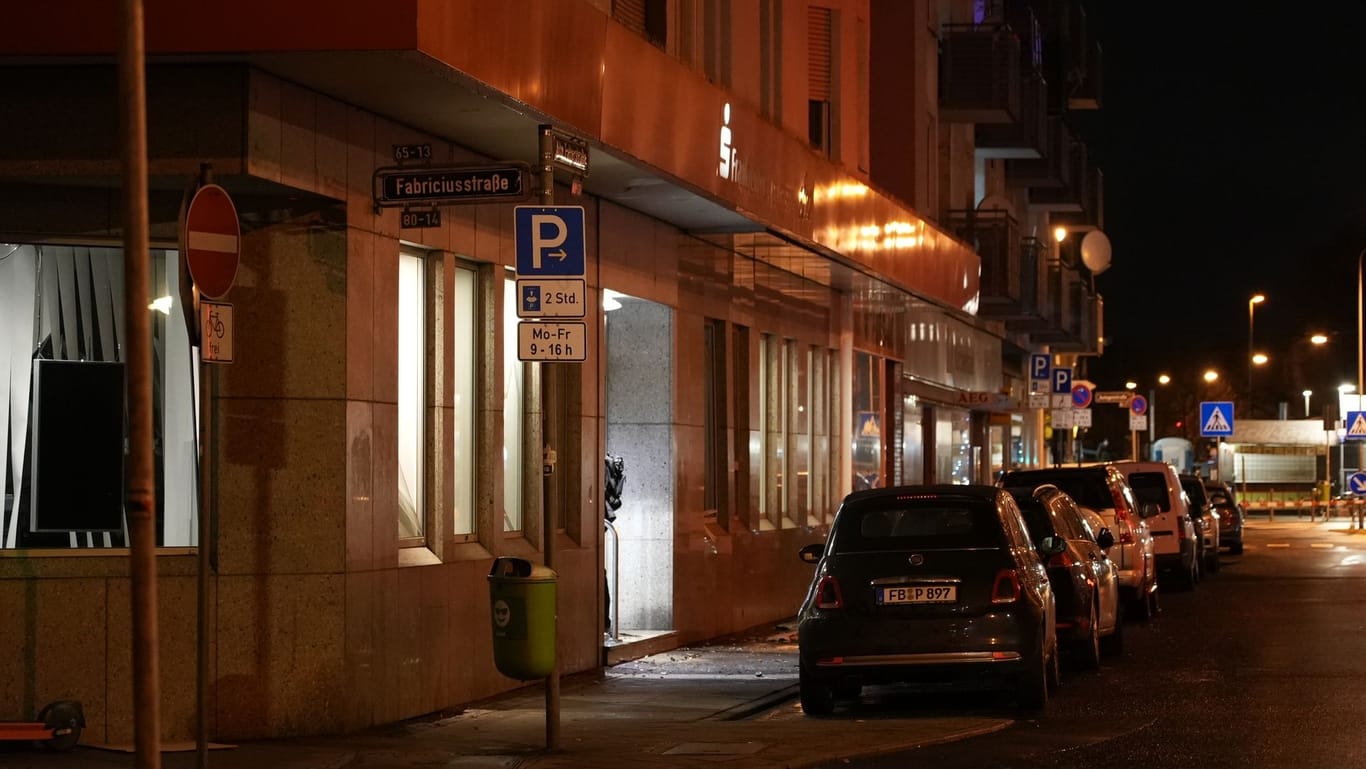 Bankfiliale in Frankfurt-Griesheim: Ob die Täter Geld erbeuten konnten, ist unklar.