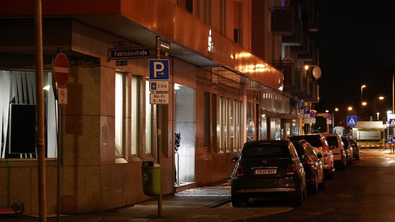 Bankfiliale in Frankfurt-Griesheim: Ob die Täter Geld erbeuten konnten, ist unklar.
