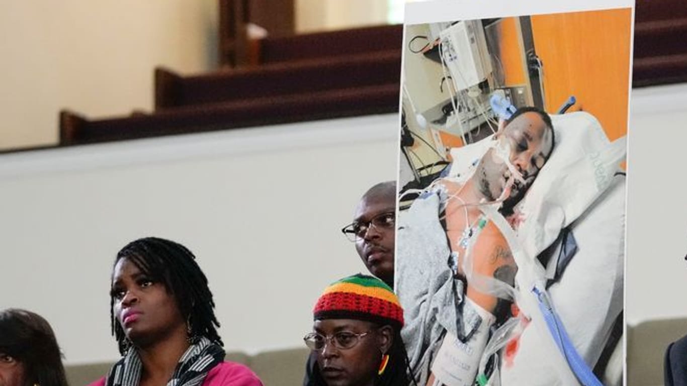 Familienmitglieder und Unterstützer von Tyre Nichols: Sie halten ein Foto des 29-Jährigen.