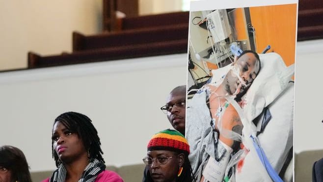 Familienmitglieder und Unterstützer von Tyre Nichols: Sie halten ein Foto des 29-Jährigen. Familienmitglieder und Unterstützer von Tyre Nichols: Sie halten ein Foto des 29-Jährigen.