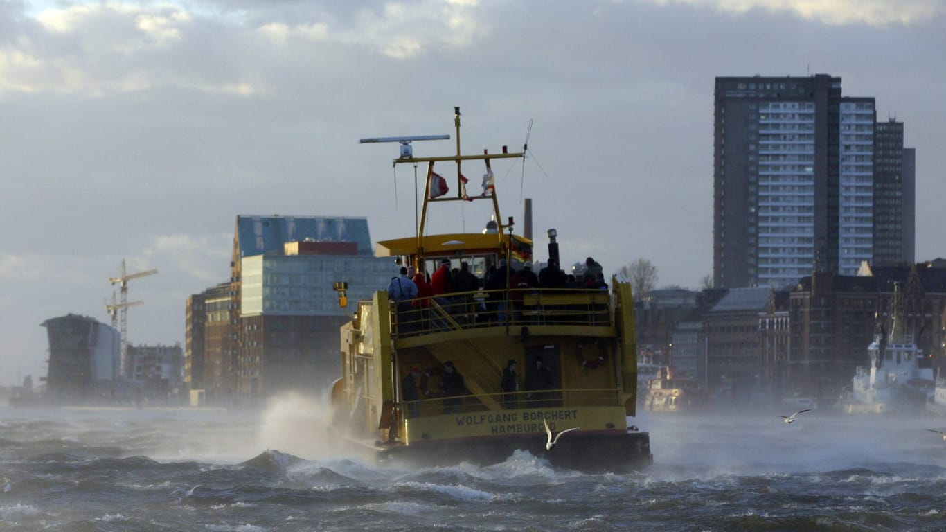 Ein Ausflugsschiff im Hamburger Hafen kämpft mit Wind und Sturmböen: Es werden erhöhte Wasserstände erwartet.