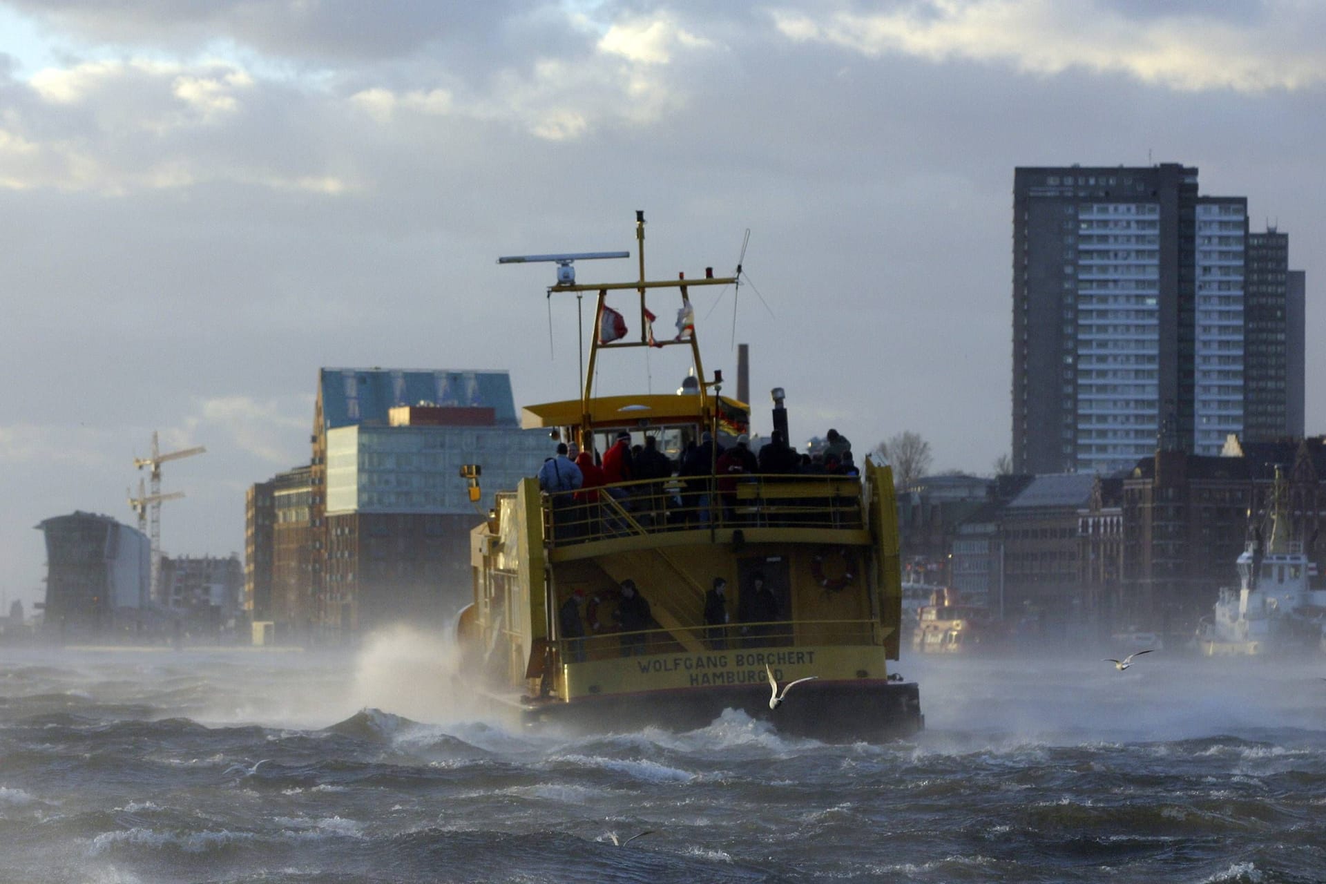 Ein Ausflugsschiff im Hamburger Hafen kämpft mit Wind und Sturmböen: Es werden erhöhte Wasserstände erwartet.