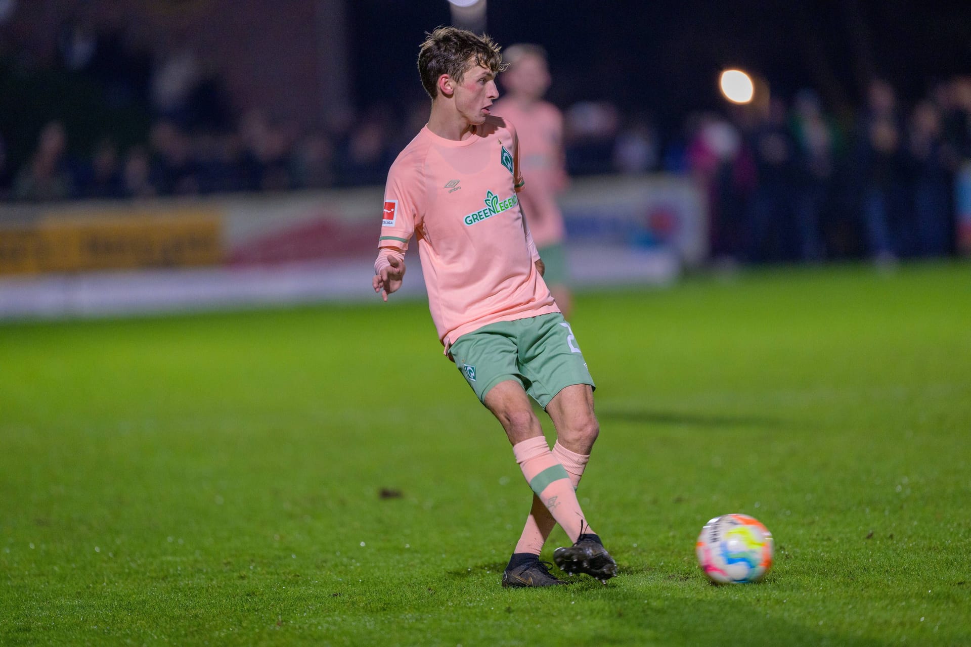 SV Werder Bremen. Neuzugänge: Keine Neuzugänge. Abgänge: Benjamin Goller (1. FC Nürnberg, Bild), Nicolai Rapp (1. FC Kaiserslautern, Leihe). SV Werder Bremen. Neuzugänge: Keine Neuzugänge. Abgänge: Benjamin Goller (1. FC Nürnberg, Bild), Nicolai Rapp (1. FC Kaiserslautern, Leihe).