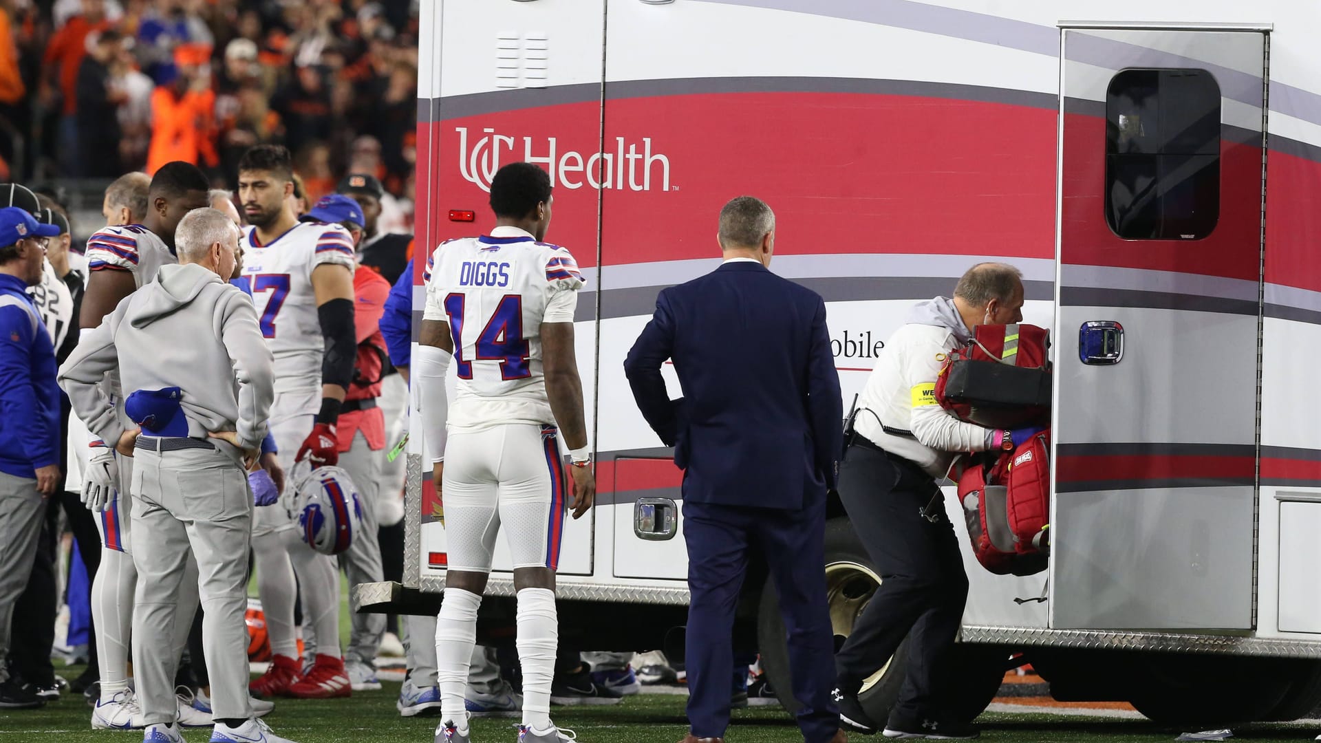 Bestürzung bei den Buffalo Bills: Damar Hamlin wurde im Krankenwagen abtransportiert.