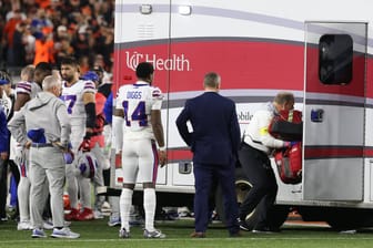 Bestürzung bei den Buffalo Bills: Damar Hamlin wurde im Krankenwagen abtransportiert.