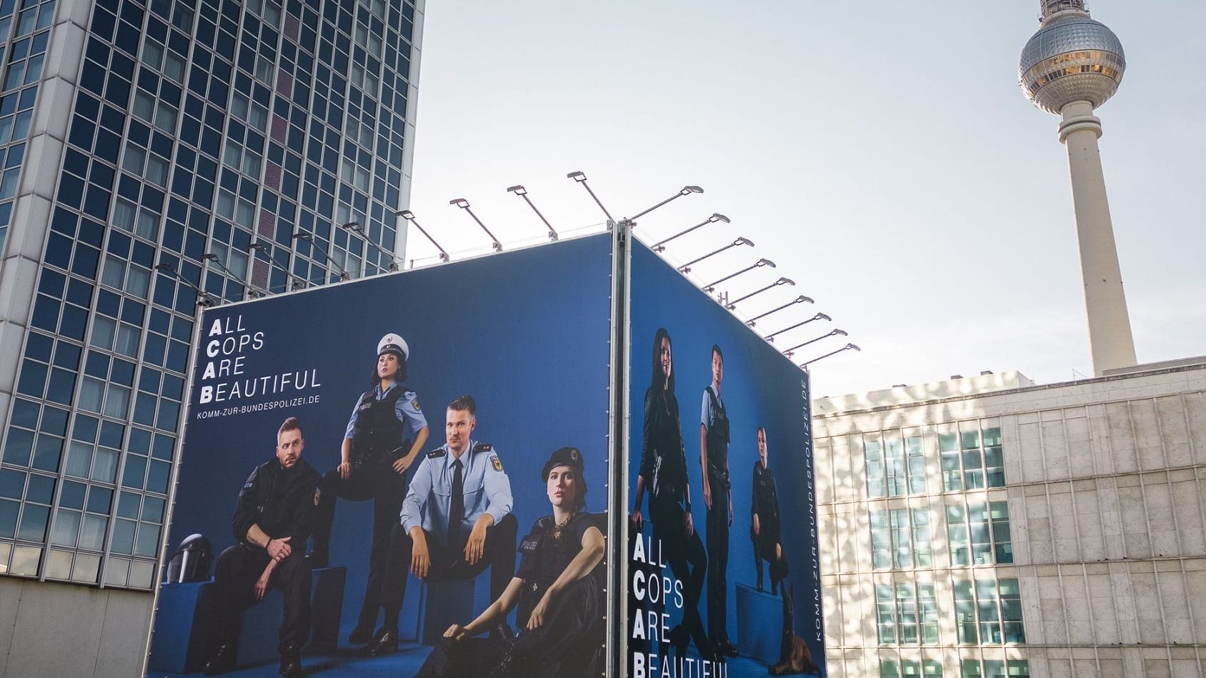 Werbung am Alexanderplatz: Die Bundespolizei wirbt mit einem "ACAB"-Spruch.