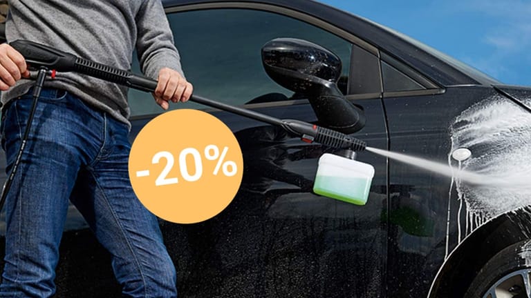 Mit dem Hochdruckreiniger entfernen Sie auch Schmutz vom Auto.